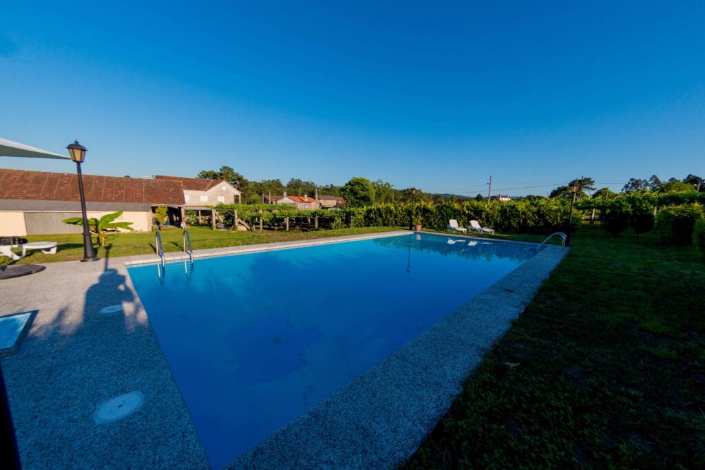 La zona de la piscina. Alojamiento Casa Calveiro