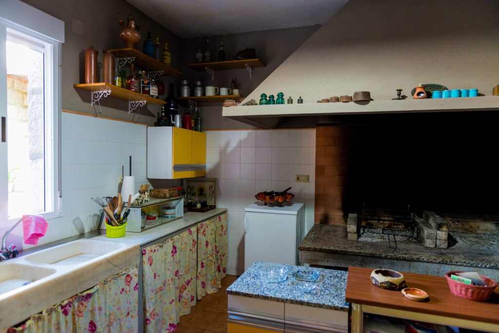 Cocina barbacoa en la bodega de Casa Calveiro