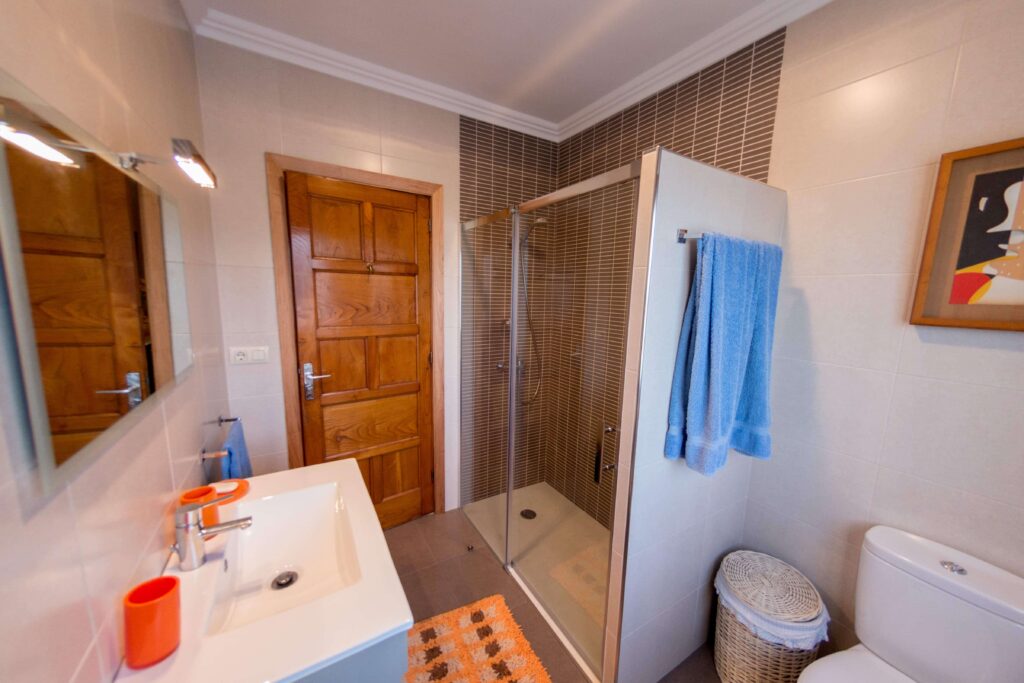 Detalle interior del baño con ducha de Casa Calveiro