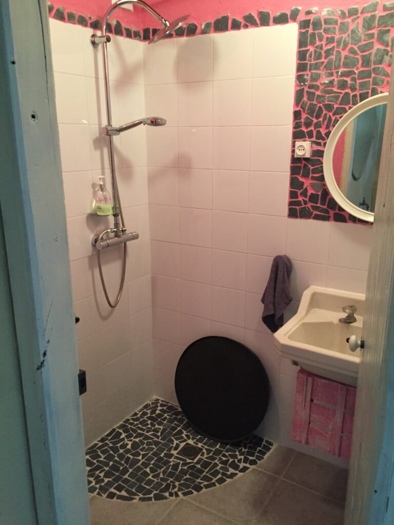 Baño de señoras de la bodega de Casa Calveiro