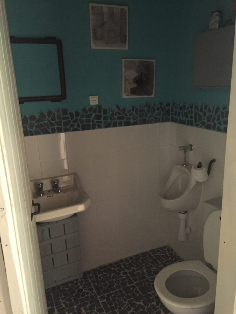 Baño de caballeros de la bodega de Casa Calveiro