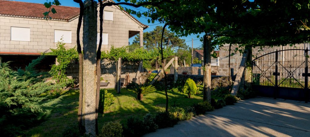 Vista de Casa Calveiro desde La Carreira